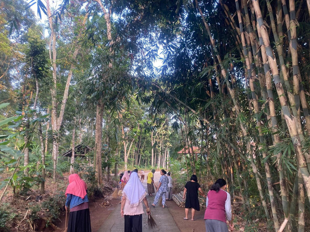 Gotong Royong Dusun Karang Kepoh