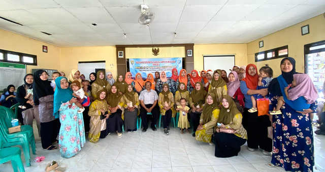 Foto bersama Tim Penggerak PKK dan Mahasiswa KKN UIN Walisongo dalam kegiatan sosialisaSi Bina Keluarga Balita (BKB) Desa Kebonharjo 26 Juli 2025 (Sumber: Dokumentasi Probadi)