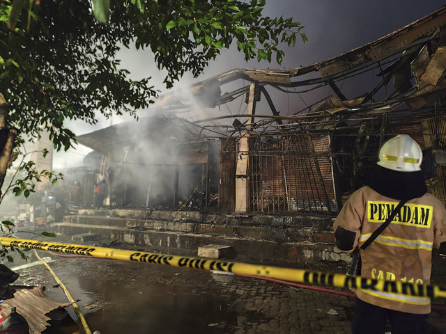 Api di Pasar Taman Puring mulai padam dan garis polisi terpasang, Senin (28/7/2025). Foto: Rachmadi Rasyad/kumparan