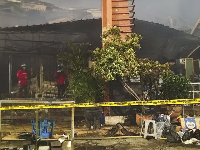 Api di Pasar Taman Puring mulai padam dan garis polisi terpasang, Senin (28/7/2025). Foto: Rachmadi Rasyad/kumparan