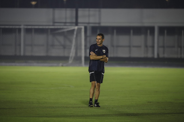 Pelatih Timnas Indonesia U-23, Gerald Vanenburg dalam latihan di Stadion Madya, Kompleks GBK, Jakarta, Senin (28/7/2025). Foto: Jamal Ramadhan/kumparan