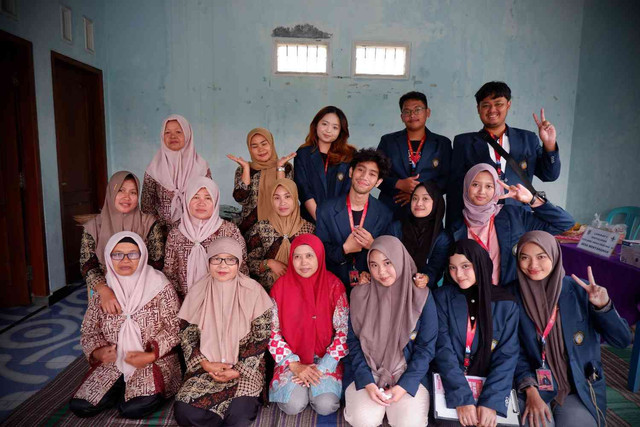 Foto bersama mahasiswa KKN FBD 54 UB dengan para kader Posyandu Dusun Mentaraman sebagai bentuk kolaborasi dalam kegiatan edukasi pengasuhan anak bertema "Ibu Hebat, Anak Kuat." (Sumber: Kelompok 54 FBD Mentaraman)
