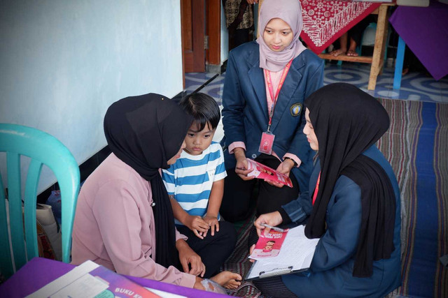 Pemberian sosialisasi parenting tentang pola asuh positif, Sesi konsultasi dengan ibu balita di posyandu Dusun Mentaraman (Sumber: Kelompok 54 FBD Mentaraman)