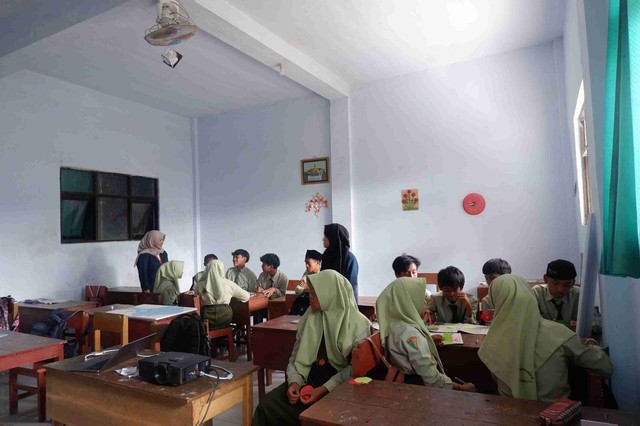 Mahasiswa KKN FISIP Universitas Brawijaya membimbing siswa-siswi SMP di Desa Mentaraman, Kecamatan Donomulyo, dalam kegiatan diskusi kelompok seputar nilai-nilai Pancasila. Kegiatan ini bertujuan untuk menanamkan pemahaman Pancasila sebagai dasar negara melalui pendekatan edukatif yang menyenangkan dan interaktif.