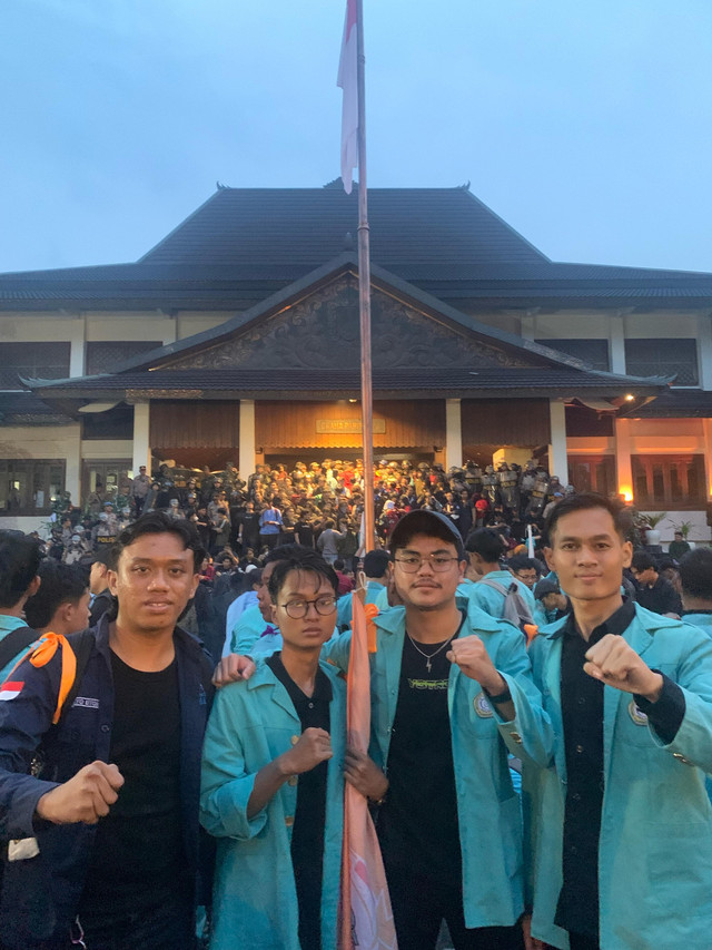 Aksi Mahasiswa Solo Raya dalam tajuk Indonesia Gelap. 19 Februari, 2025 (Sumber: Foto diambil langsung oleh penulis dalam kegiatan aksi)
