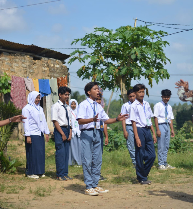 Kurikulum merdeka bukan hanya pelajarannya, tapi juga pembelajarannya Gambar: Siswa/siswi Al-Hajariyah Basoka III, Gunung Togel