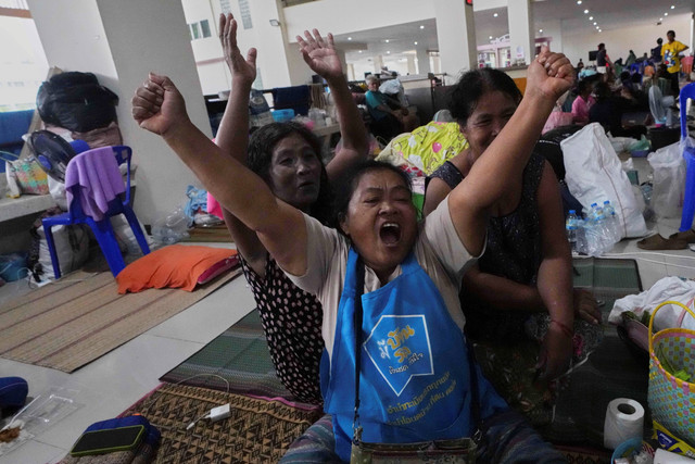 Warga Thailand yang mengungsi bergembira setelah Thailand dan Kamboja menyepakati gencatan senjata di provinsi Surin, Thailand, Senin (28/7/2025). Foto: Sakchai Lalit/AP Photo