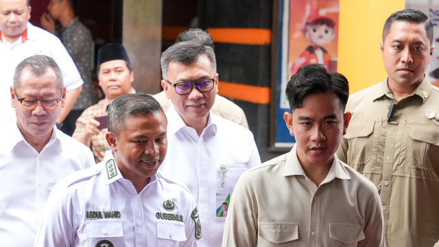 Wakil Presiden Gibran Rakabuming Raka (kedua dari kanan) bersama Gubernur Riau Abdul Wahid (kedua dari kiri), Direktur Utama BPJS Ketenagakerjaan Pramudya Iriawan Buntoro (tengah), dan Plt. Direktur Utama PT Pos Indonesia Endy Pattia Rahmadi (kiri) saat meninjau penyaluran BSU di Kantor Pos Pekanbaru, Provinsi Riau, Senin (28/7). Foto: Dok. BPJS Ketenagakerjaan
