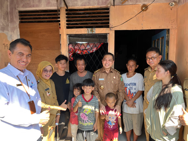 Gubernur Kalbar, Ria Norsan dan Walikota Pontianak, Edi Rusdi Kamtono meninjau langsung kerumah calon murid sekolah rakyat. Foto: Rabiansyah/Hi!Pontianak.