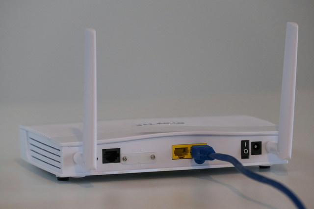 Ilustrasi cara restart router wifi. Sumber: compare fibre/unsplash