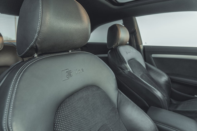 Ilustrasi untuk jenis bahan jok mobil yang bagus. Foto: Unsplash/Miles Loewen