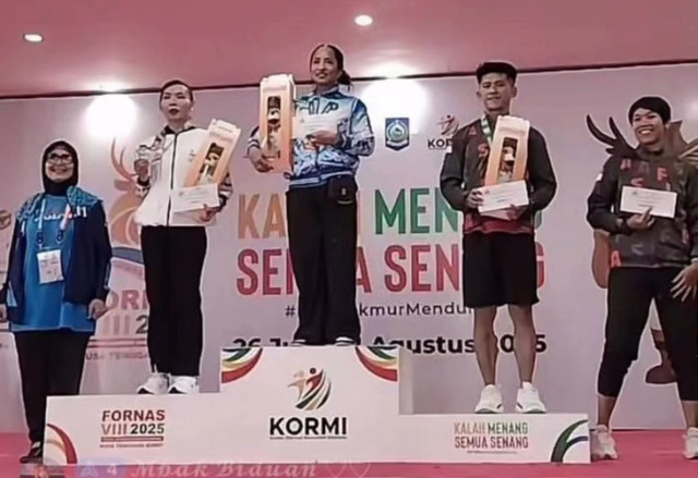 Ismayati saat menerima medali emas di podium. Foto: Dok. Istimewa
