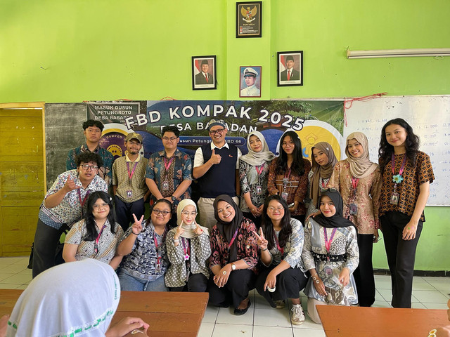 15 Mahasiswa dengan Dosen Pengawas Lapangan Universitas Brawijaya di SDN 4 Babadan.