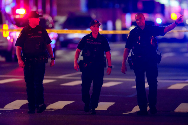 Polisi berjaga di dekat lokasi penembakan di wilayah Manhattan, New York City, Amerika Serikat, Senin (28/7/2025). Foto: Eduardo Munoz/REUTERS