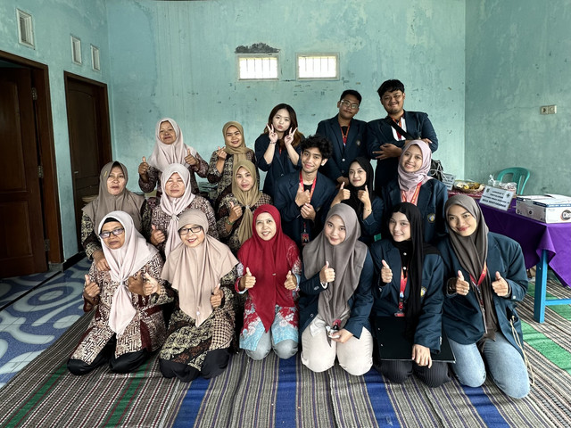 Gambar 1. Dokumentasi Kegiatan Edukasi Successful Aging Bersama Para Kader Posyandu