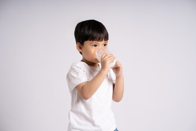 Ilustrasi anak minum susu. Foto: Shutterstock
