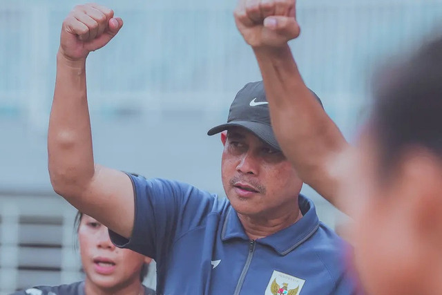 Pelatih Interim Timnas Wanita Indonesia, Joko Susilo, saat memimpin latihan di Stadion Pakansari, Bogor, Sabtu (26/7/2025). Foto: PSSI