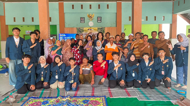 Gambar 1. Foto Bersama dengan peserta penyuluhan mengenai Web Recording