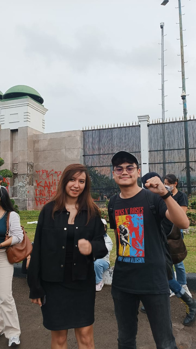 Foto Influencer Cania Citta di depan gedung DPR RI (Foto diambil langsung oleh penulis)
