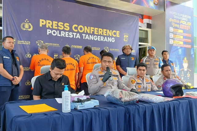 Polisi menunjukkan 4 tersangka kasus pemaksaan penumpang taksi online yang sedang membawa bayi untuk turun saat konpers di Polresta Tangerang, Selasa (29/7/2025). Foto: kumparan