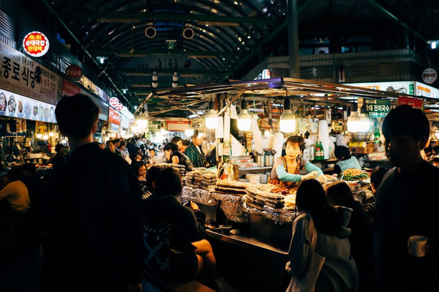 Rekomendasi Makanan di Paskal Food Market. Foto hanyalah ilustrasi bukan tempat sebenarnya. Sumber: Unsplash/Robson Hatsukami Morgan
