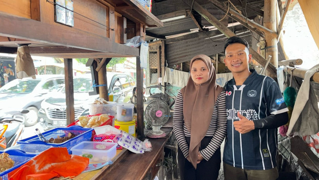 Evy dan Azis, penjual angkringan di Bantul yang viral karena fasih berbahasa Jepang. Foto: Pandangan Jogja/Gigih Imanadi Darma