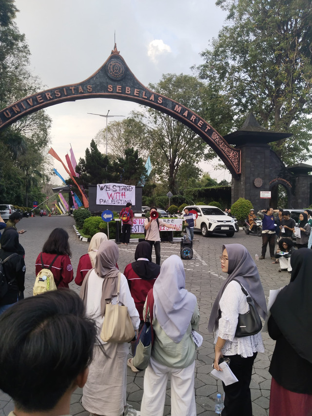 Orasi Mahasiswa di depan Gerbang Kampus UNS sebagai aksi solidaritas Palestina (Foto ini diambil langsung oleh penulis)