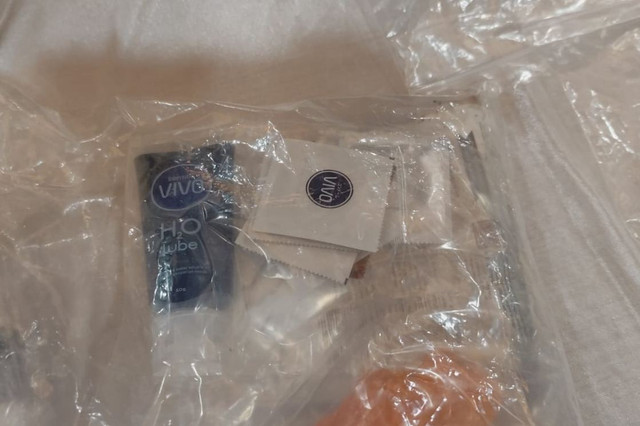 Alat kontrasepsi dan pelumas menjadi barang bukti kasus kematian Diplomat Arya Daru saat ditampilkan di Polda Metro Jaya, Jakarta, Selasa (29/7/2025). Foto: Jonathan Devin/kumparan