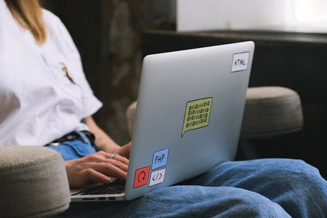 Cara Belajar PHP & MySQL secara Otodidak. Foto hanya ilustrasi, bukan tempat sebenarnya. Sumber: Pexels/Shvetsa