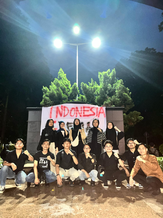 Anggota BEM FISIP UNS pasca-praktik aksi di kampus. (Foto diambil langsung oleh penulis)