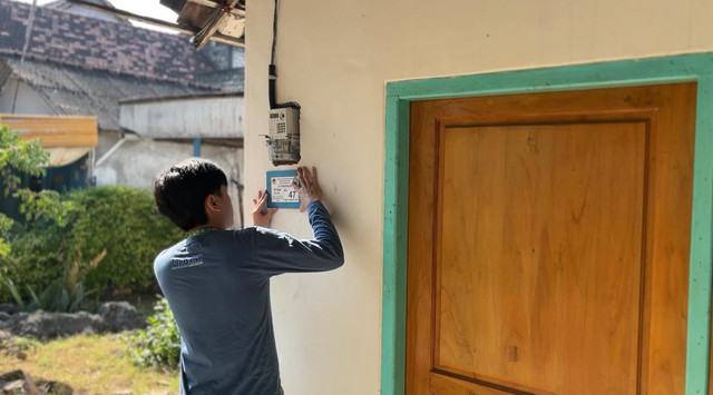 Pemasangan nomor rumah di Desa Sidomulyo, Sidayu, Gresik , Jawa Timur, Selasa (22/7/2025). Foto: KKN BBK 6 Universitas Airlangga