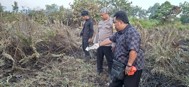 Polisi saat menunjukkan tempat ditemukannya korban. Foto: Dok. Polres Kubu Raya