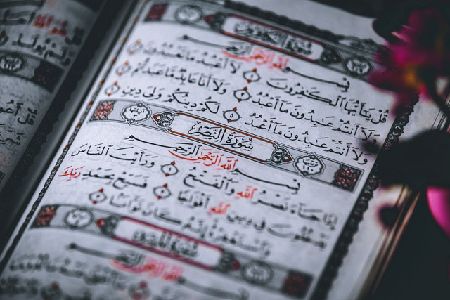 Tulislah ayat surat ad-Dhuha yang terdapat hukum bacaan tafkhim. Foto hanya ilustrasi, bukan yang sebenarnya. Sumber: Pexels/belal obeid 