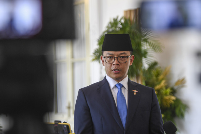 Menlu Sugiono memberikan keterangan kepada media terkait pertemuan Presiden Prabowo Subianto dengan Perdana Menteri Malaysia Anwar Ibrahim di Istana Merdeka, Jakarta, Selasa (29/7/2025). Foto: Muhammad Adimaja/ANTARA FOTO