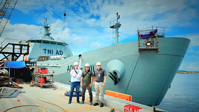 Prof Dr Ir Agoes Santoso MSc MPhil CEng FIMarEST MRINA (kanan) bersama mahasiswa dan staf galangan kapal usai melakukan Inclining Test Kapal. Foto: Humas ITS