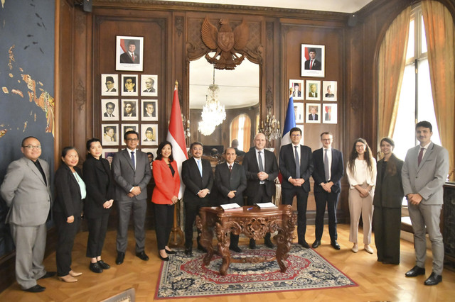 Pertamina New & Renewable Energy dan perusahaan energi asal Prancis, Verso Energy, menandatangani MoU untuk mempercepat pengembangan solusi energi bersih dan dekarbonisasi di Kedutaan Besar Republik Indonesia di Paris (22/7/2025). Foto: PNRE