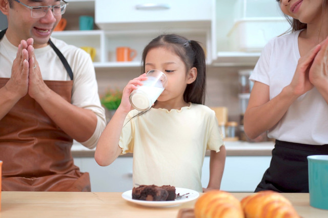 Ilustrasi anak minum susu bebas laktosa. Foto: Shutterstock