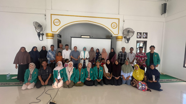 Foto bersama Kelompok KKN R-XXVII17 Universitas Syiah Kuala dengan dr. Cut Mela Yunita Sari, Sp.PD-KGH., FINASIM dan warga Desa Gapuy usai kegiatan sosialisasi hipertensi di Meunasah Gampong Gapuy.