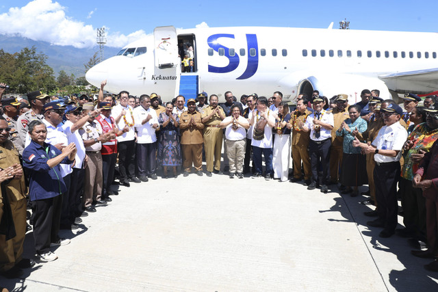 Wamendagri Ribka Haluk mengawal langsung penerbangan perdana maskapai Sriwijaya Air ke Bandara Wamena, Kabupaten Jayawijaya, Papua Pegunungan, Selasa (29/7/2025). Foto: Kemendagri RI