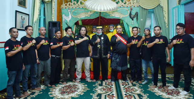Foto bersama Raja Mempawah. Foto: Dok. Istimwa