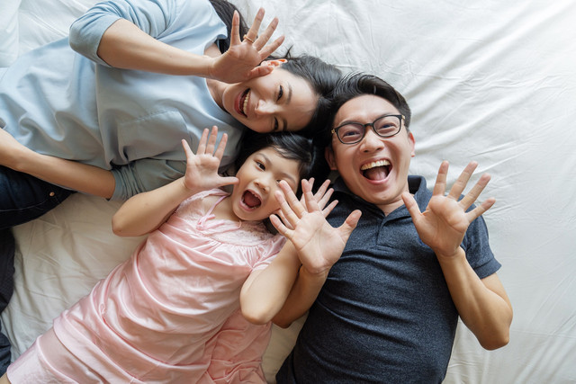 Orang tua dan anak. Sumber foto: https://www.freepik.com/free-photo/asian-family-mother-father-daughter-making-fun-sleep-play-living-room-home-background_25129586.htm#fromView=search&page=1&position=44&uuid=4d8091c9-1cec-42ad-b10e-dc0c76f5365a&query=asian+parents+with+kids