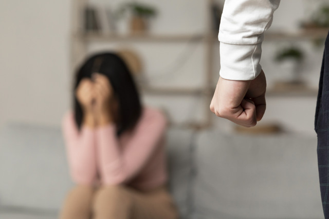 Ilustrasi kekerasan dalam rumah tangga. Foto: Prostock-studio/Shutterstock