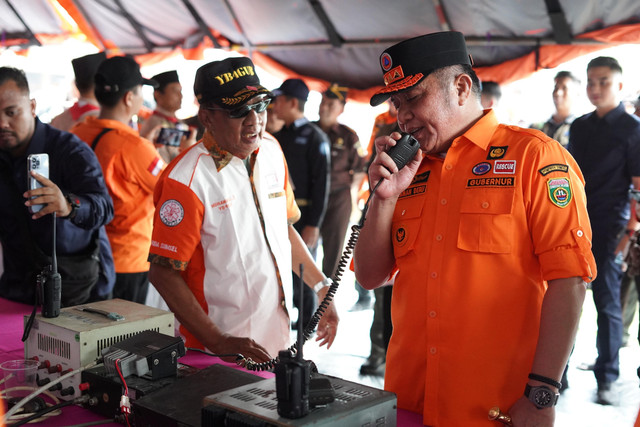 Gubernur Sumsel Herman Deru saat mengecek peralatan penanggulangan karhutla di Posko BPBD Sumsel. Foto : Humas Pemprov Sumsel