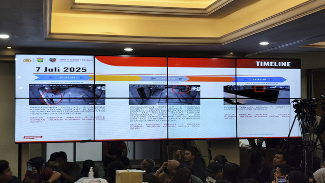 Rangkain rekaman CCTV Arya Daru sebelum ditemukan meninggal di kamar kosannya pada Selasa (29/7/2025). Foto: Rayyan Farhansyah/kumparan