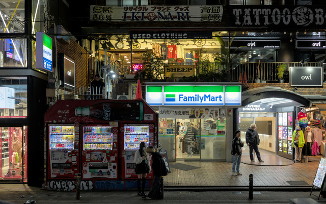 Family Mart di Jogja. Foto hanya ilustrasi bukan tempat sebenarnya. Sumber foto: Unsplash/Julien