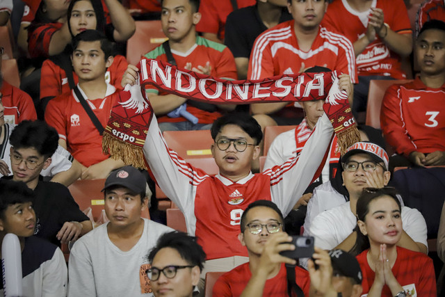 Suporter Timnas Indonesia U-23 membentangkan syal sebelum laga melawan Timnas Vietnam U-23 pada pertandingan final Piala AFF U-23 2025 di Stadion Utama Gelora Bung Karno (SUGBK), Senayan, Jakarta, Selasa (29/7/2025). Foto: Jamal Ramadhan/kumparan