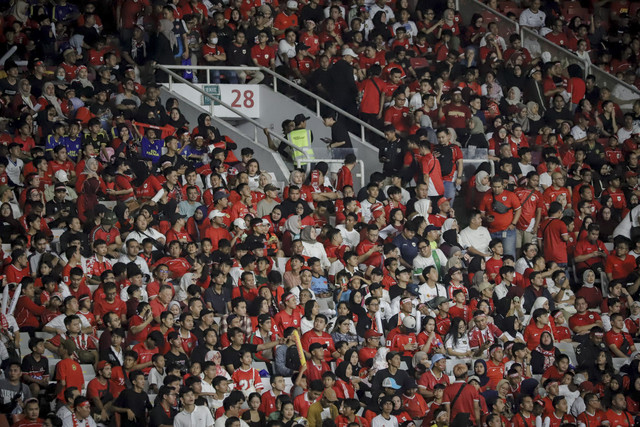 Sejumlah suporter Indonesia menyaksikan laga Timnas U-23 Indonesia melawan Timnas U-23 Vietnam pada pertandingan final Piala AFF U-23 2025 di Stadion Utama Gelora Bung Karno (SUGBK), Senayan, Jakarta, Selasa (29/7/2025). Foto: Jamal Ramadhan/kumparan