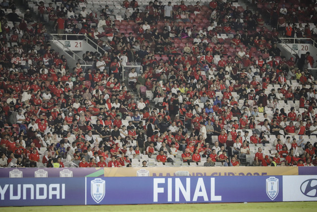 Sejumlah suporter Indonesia menyaksikan laga Timnas U-23 Indonesia melawan Timnas U-23 Vietnam pada pertandingan final Piala AFF U-23 2025 di Stadion Utama Gelora Bung Karno (SUGBK), Senayan, Jakarta, Selasa (29/7/2025). Foto: Jamal Ramadhan/kumparan