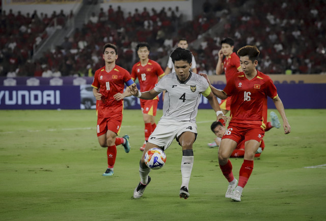 Pemain Timnas Indonesia U-23 Kadek Arel berebut bola dengan pemain Timnas Vietnam U-23 Nhat Minh Nguyen pada pertandingan final Piala AFF U-23 2025 di Stadion Utama Gelora Bung Karno (SUGBK), Senayan, Jakarta, Selasa (29/7/2025). Foto: Jamal Ramadhan/kumparan