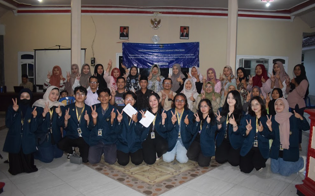 Foto Bersama dalam Program Workshop Pembuatan serta Penguatan Branding Produk Yogurt dan Pakan Ternak di Desa Ngebruk, (13/07/25).
